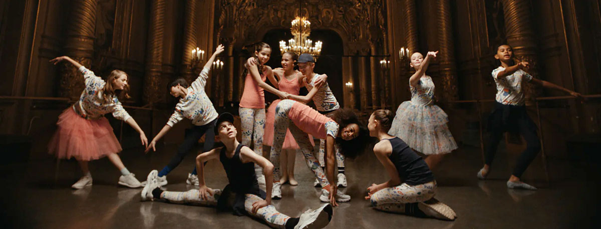 Enfants portant la collection Petit Bateau Opéra de Paris dans un décor inspiré du Palais Garnier