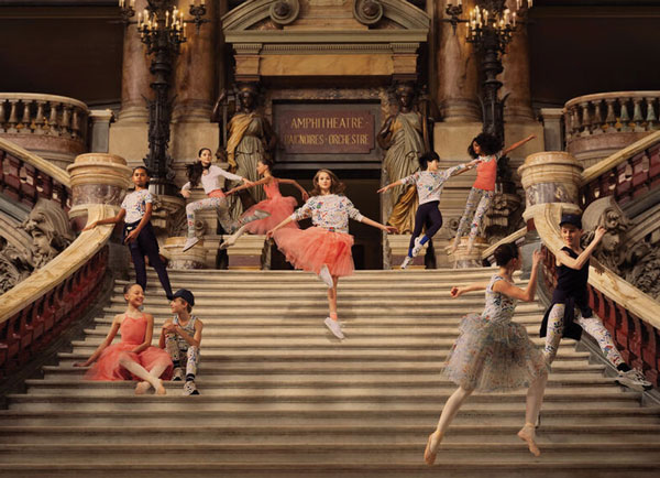 Enfants dansant dans le Palais Garnier portant la collection Petit Bateau x Opéra de Paris