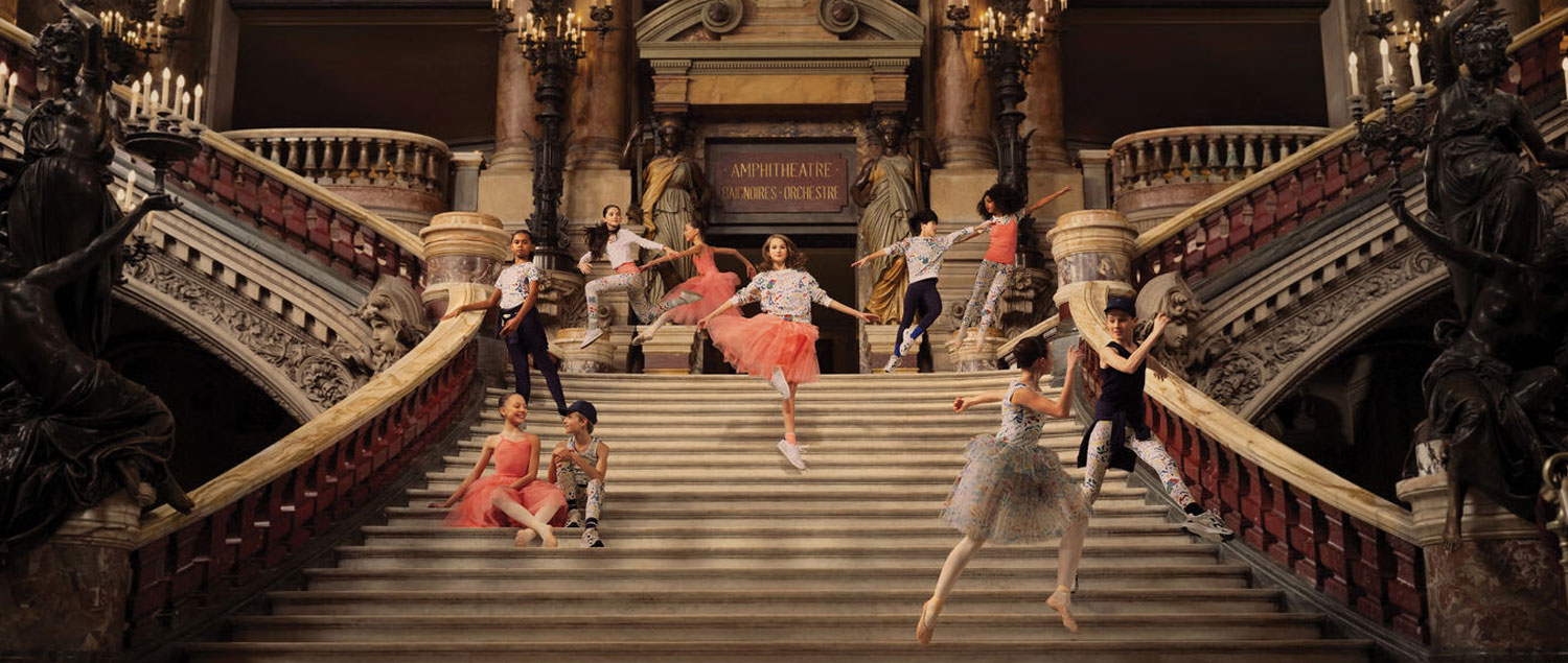Enfants en mouvement au Palais Garnier portant la collection Petit Bateau x Opéra de Paris