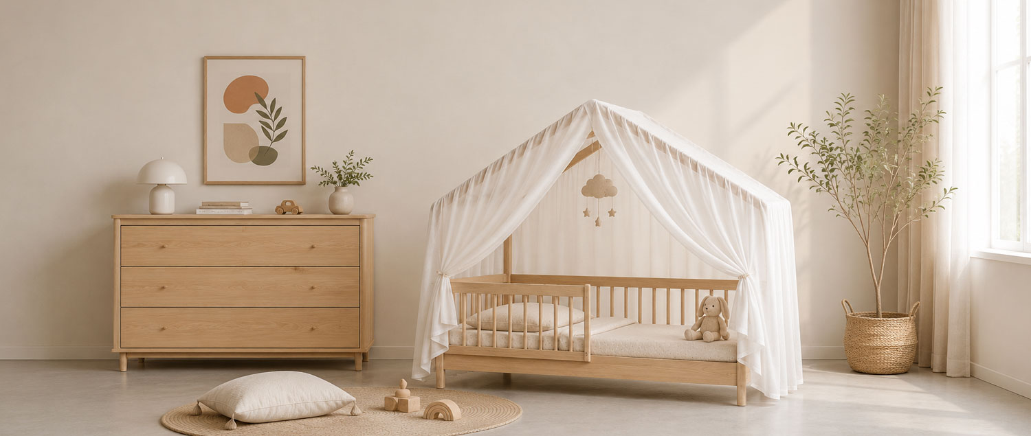Lit cabane en bois dans une chambre d’enfant